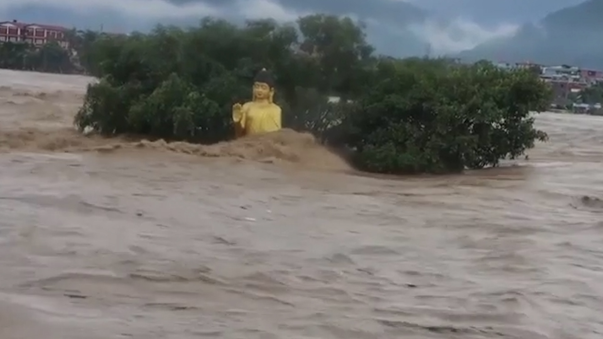 Katmandu sotto assedio da acqua e fango